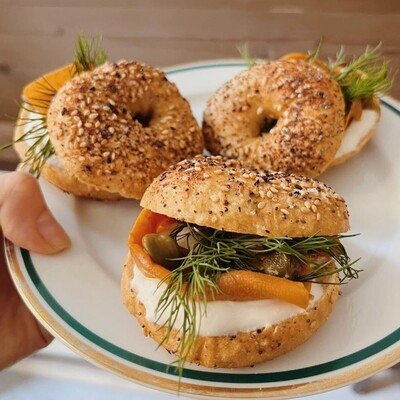 Best vegan food in Prague: Ezra´s bagel