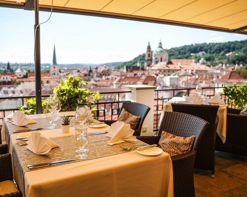 Nejlepší Rooftop bar a restaurace s výhledem na Prahu: Terasa U Zlaté studně