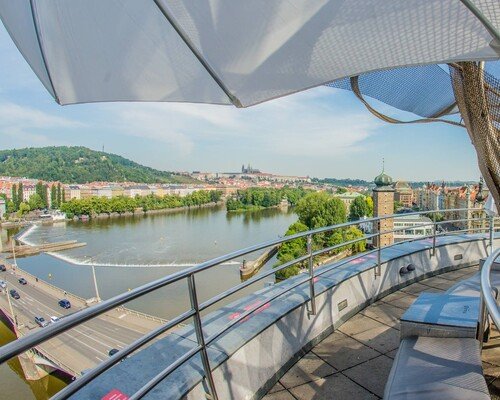 Nejlepší Rooftop bar a restaurace s výhledem na Prahu: Glass Bar