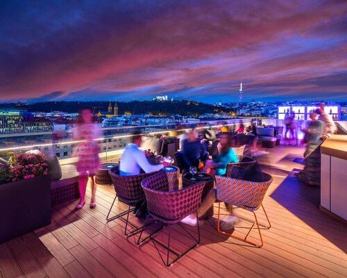 Nejlepší Rooftop bar a restaurace s výhledem na Prahu: Cloud9 Sky Bar & Lounge