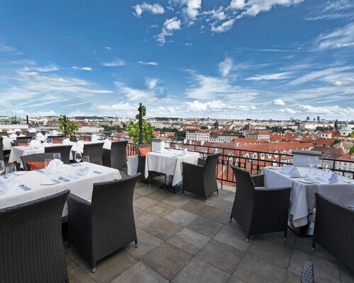 Nejlepší Rooftop bar a restaurace s výhledem na Prahu: Terasa U Zlaté studně