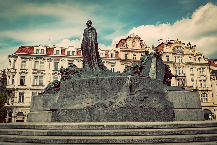 Socha mistra Jana Husa na Staroměstském náměstí
