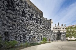 Valdštejnský palác -  Dripstone Wall