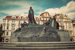 Socha mistra Jana Husa na Staroměstském náměstí
